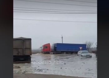 У Південному на Одещині дрон влучив у резервуар з олією – вулиці затопило, машини зносить (ВІДЕО)