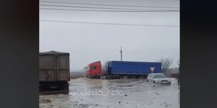 У Південному на Одещині дрон влучив у резервуар з олією – вулиці затопило, машини зносить (ВІДЕО)