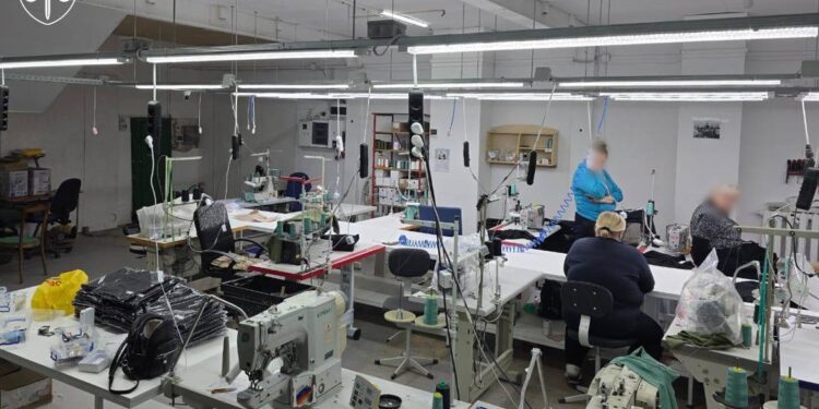 На Львівщині викрили підпільний цех з пошиву одягу італійських преміальних брендів – продавали, як справжній (ФОТО)