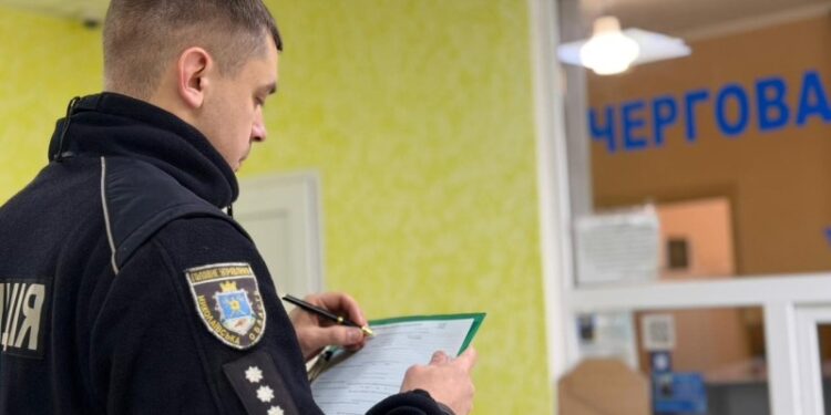 На Миколаївщині 17-річна дівчина зняла відеоролик у поліцейській формі – що було далі