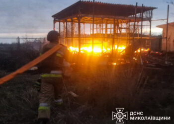 За добу на Миколаївщині зареєстровано 8 пожеж, дві з яких через російські обстріли, а на одній загинув чоловік
