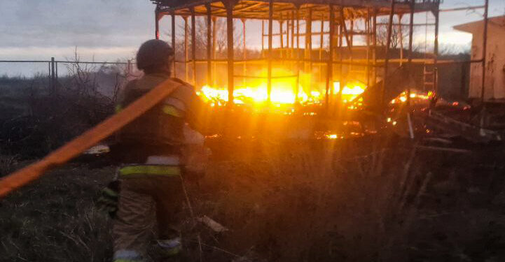За добу на Миколаївщині зареєстровано 8 пожеж, дві з яких через російські обстріли, а на одній загинув чоловік
