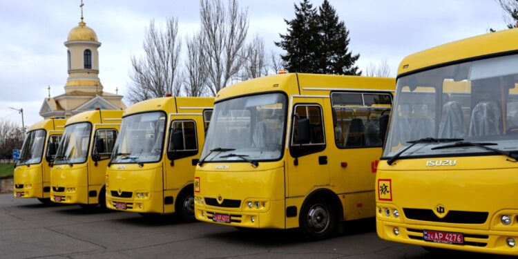 Шість громад Миколаївщини отримали сім нових шкільних автобусів