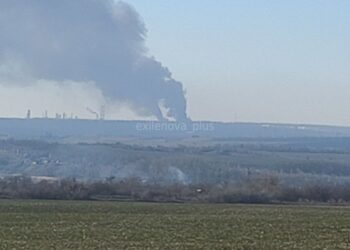 На Ростовщині в РФ горить НПЗ – було близько 10 вибухів (ВІДЕО)