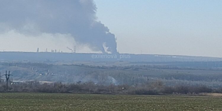 На Ростовщині в РФ горить НПЗ – було близько 10 вибухів (ВІДЕО)