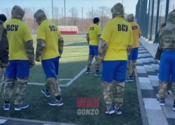 Окупанти заставили українських полонених військових грати з ними у футбол і назвали це “матч жизні” (ВІДЕО)
