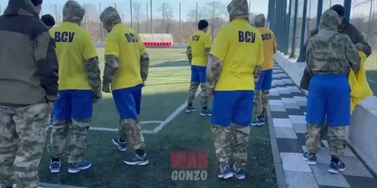 Окупанти заставили українських полонених військових грати з ними у футбол і назвали це “матч жизні” (ВІДЕО)