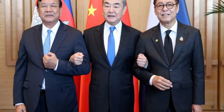 Китай клацнув по носі Трампа – тепер він зупинив війну Камбоджі й Таїланду