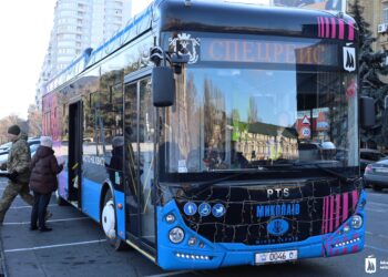 Дарують світло й радість на Різдво: Миколаєвом на тролейбусі курсував святковий вертеп (ФОТО)