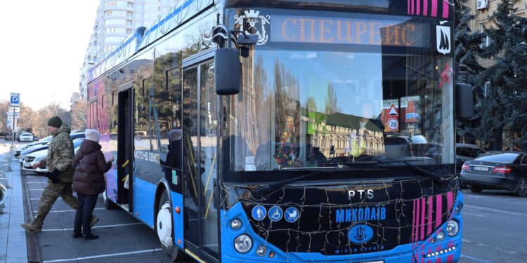 Дарують світло й радість на Різдво: Миколаєвом на тролейбусі курсував святковий вертеп (ФОТО)