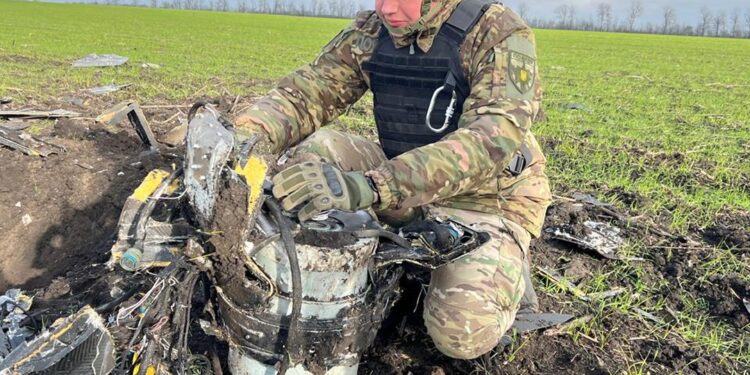 На Миколаївщині поліцейські вибухотехніки знищили бойову частину ворожого БпЛА (ФОТО)