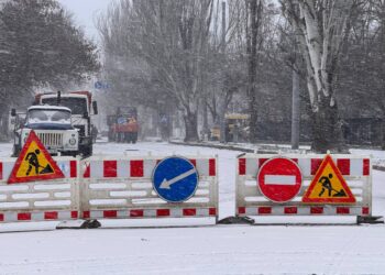 У Миколаєві пішов сніг – асфальт кладуть, як по сухому (ВІДЕО)