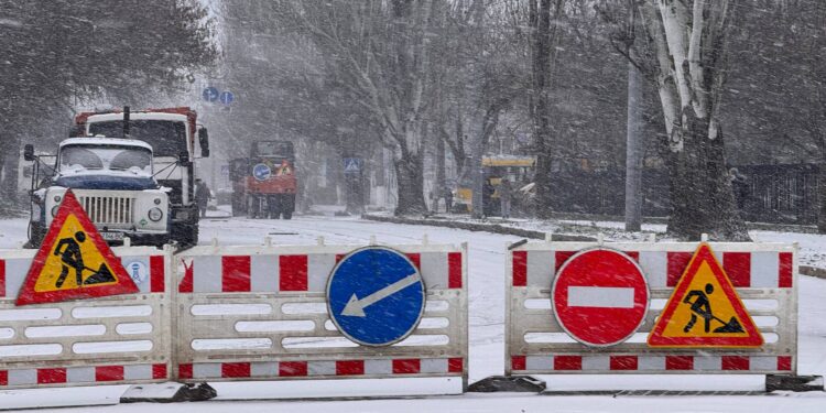 У Миколаєві пішов сніг – асфальт кладуть, як по сухому (ВІДЕО)