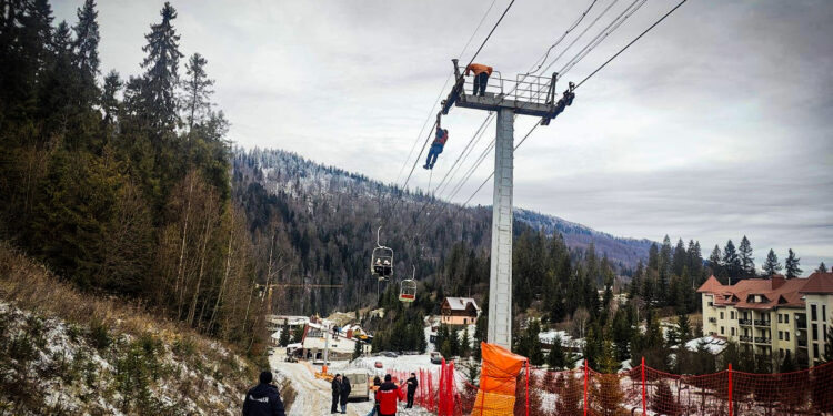 В Карпатах зламався підйомник з пасажирами, триває рятувальна операція (ФОТО, ВІДЕО)