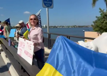 До резиденції в Мар-а-Лаго прийшли українці з прапорами (ВІДЕО)