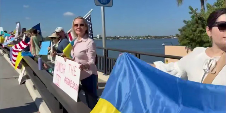 До резиденції в Мар-а-Лаго прийшли українці з прапорами (ВІДЕО)