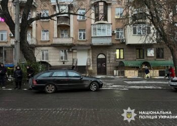 У Миколаєві 51-річний чоловік, погрожуючи ножем, намагався заволодіти автівкою таксі – його знайшли