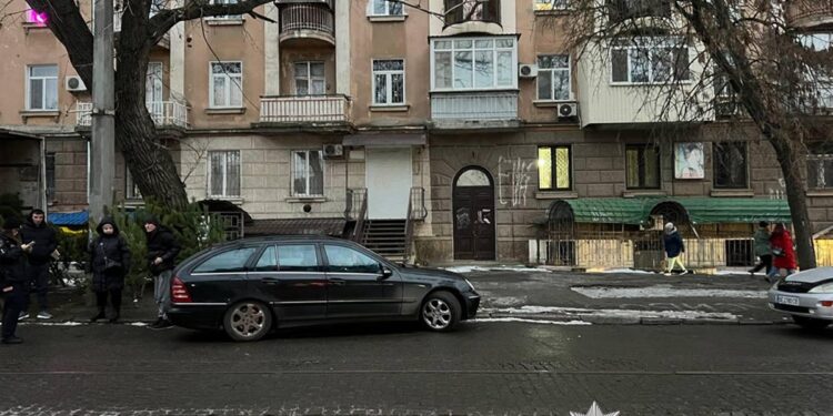 У Миколаєві 51-річний чоловік, погрожуючи ножем, намагався заволодіти автівкою таксі – його знайшли