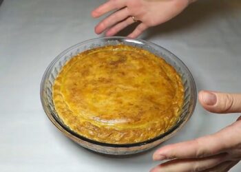 Для свят і в будні. Готуємо закусочний пиріг з цибулею (ВІДЕО)