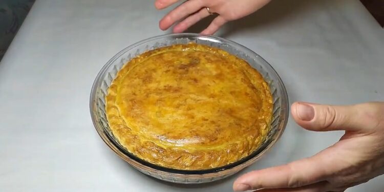 Для свят і в будні. Готуємо закусочний пиріг з цибулею (ВІДЕО)