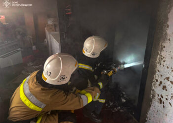 На Миколаївщині підліток розтоплював піч – загорівся будинок. 4 річну сестру врятував, сам в лікарні