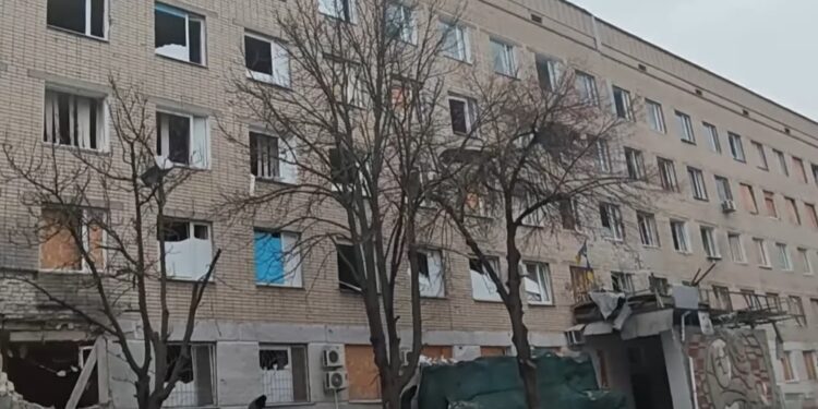 У Херсоні російські терористи прицільно били по пологовому (ВІДЕО)
