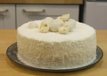 Тим, хто любить “Рафаелло”. Два рецепти – пляцка і торта (ФОТО, ВІДЕО)