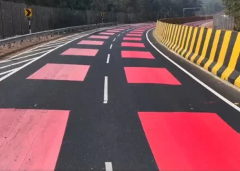 В Індії дороги пофарбували у червоний колір і сподіваються, що це багатьох врятує (ФОТО, ВІДЕО)