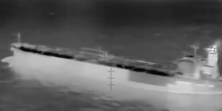 СБУ вперше атакували танкер тіньового флоту РФ у Середземному морі. Кажуть, на борту була жирна ціль (ВІДЕО)