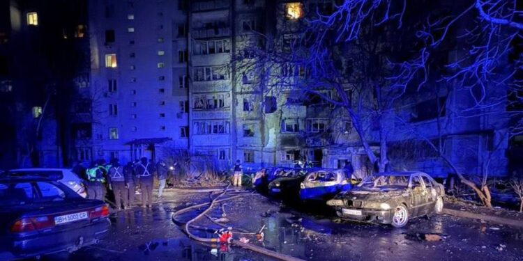 В Одесі ворог поцілив у багатоповерхівки, є поранені, наймолодшому – 7 місяців (ФОТО, ВІДЕО)