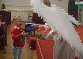 Для дітей і казка в Миколаївському худдрамі, і подарунки – на фінішну пряму вийшла благодійна акція «Стань Чарівником» (ФОТО)