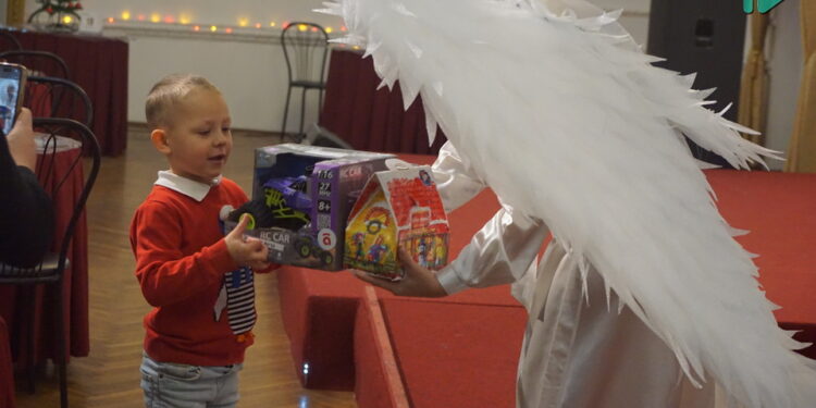 Для дітей і казка в Миколаївському худдрамі, і подарунки – на фінішну пряму вийшла благодійна акція «Стань Чарівником» (ФОТО)