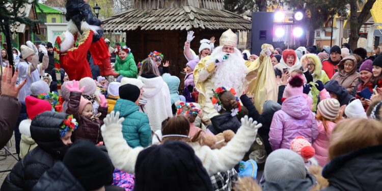 У Миколаєві відкрили новорічну ялинку в дитячому містечку «Казка» (ФОТО)