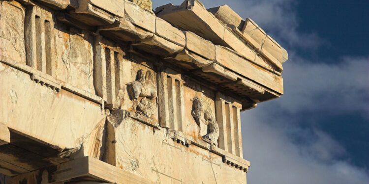 Італієць повернув Греції мармурову деталь Парфенона, вивезену його батьком майже сто років тому (ФОТО)