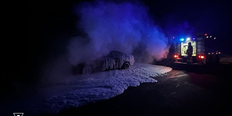 У Миколаєві вночі горіла MAZDA (ФОТО)