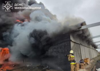 Велика пожежа у Снігурівці – горять склади (ФОТО)