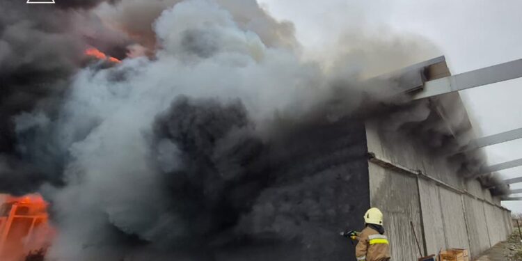 Велика пожежа у Снігурівці – горять склади (ФОТО)