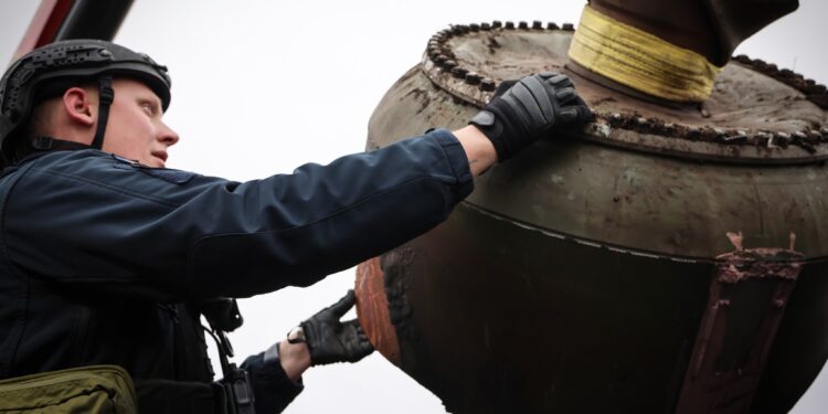 На Миколаївщині піротехніки вилучили залишки «Іскандера», яким росіяни нещодавно вдарили по Баштанці (ФОТО)