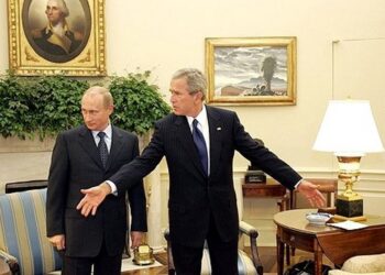 «Ти той тип хлопця, якого я люблю мати в окопі поруч із собою», – розсекречені розмови Буша з Путіним