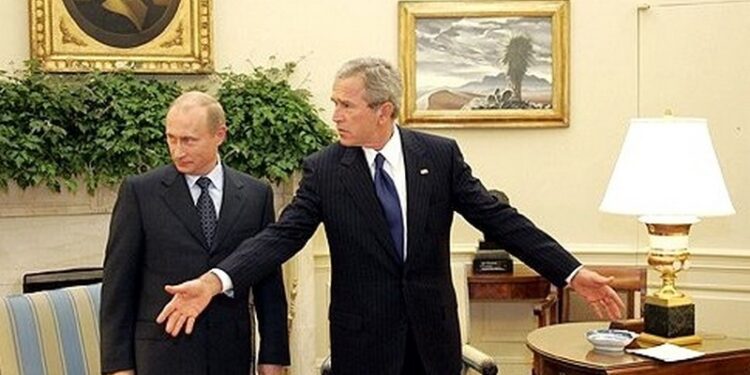 «Ти той тип хлопця, якого я люблю мати в окопі поруч із собою», – розсекречені розмови Буша з Путіним