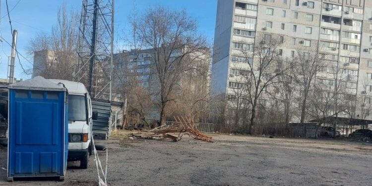 У Миколаєві знесли незаконну автостоянку, яка використовувалася підприємцем понад 8 років (ФОТО)