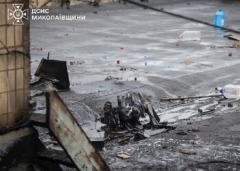 Наслідки ранкової атаки на Миколаїв – вибухотехніки вилучили бойову частину ворожого дрону з даху багатоповерхівки (ФОТО, ВІДЕО)