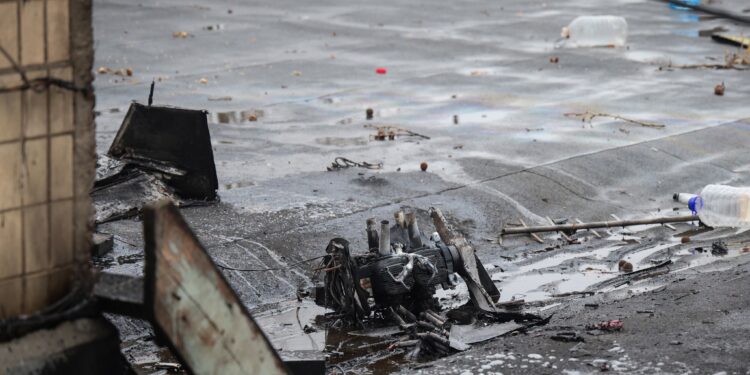 Наслідки ранкової атаки на Миколаїв – вибухотехніки вилучили бойову частину ворожого дрону з даху багатоповерхівки (ФОТО, ВІДЕО)