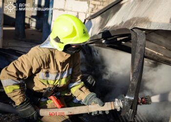 У Миколаєві спалахнула пожежа на транспортному підприємстві – пожежники встигли вчасно (ФОТО)