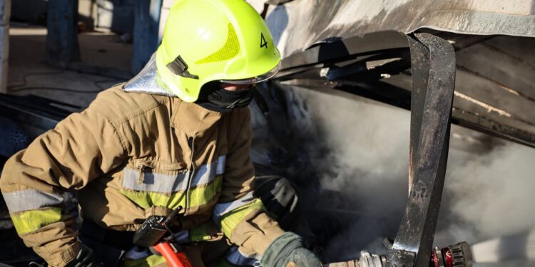 У Миколаєві спалахнула пожежа на транспортному підприємстві – пожежники встигли вчасно (ФОТО)