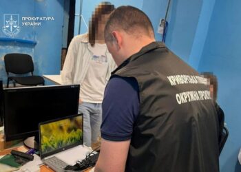 У Кривому Розі викрили викладачів університету, які складали іспити з державної мови замість чиновників (ФОТО)