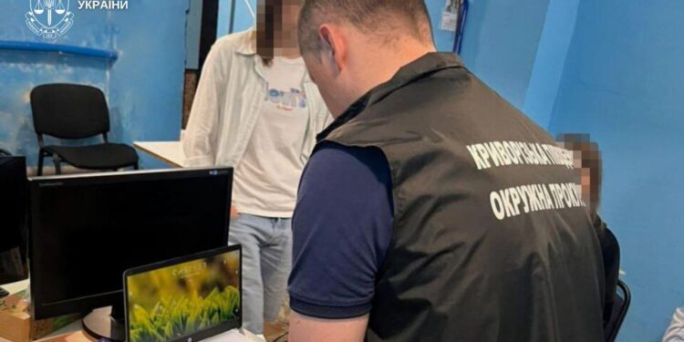 У Кривому Розі викрили викладачів університету, які складали іспити з державної мови замість чиновників (ФОТО)