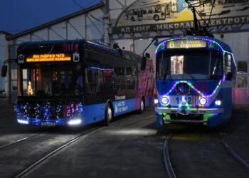 Різдвяно-новорічні трамваї та тролейбуси повертаються на маршрути Миколаєва (ФОТО)