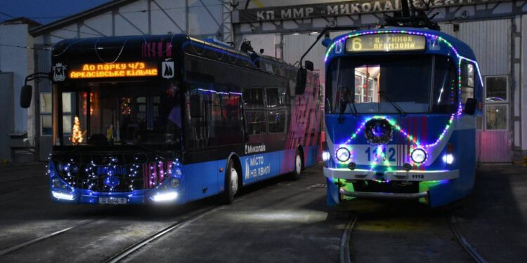 Різдвяно-новорічні трамваї та тролейбуси повертаються на маршрути Миколаєва (ФОТО)