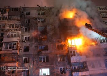 Внаслідок атаки на Запоріжжя спалахнула багатоповерхівка, троє людей постраждали (ФОТО)